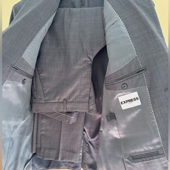 Express Fitted 36R gray suit like new, go to for weddings - Picture 3 of 12